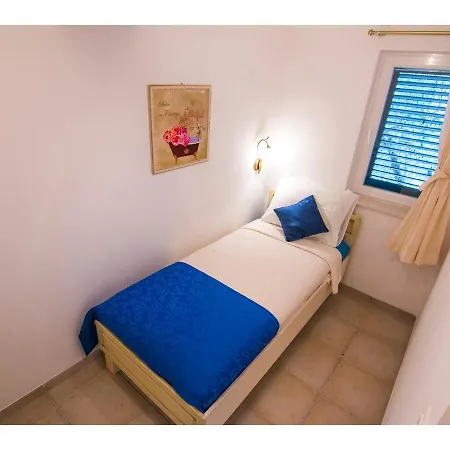 Stunning 7-Bed Villa In Maslinica With Pool *